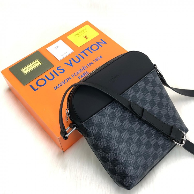 LOUİS VUİTTON DİSTRİCY POCHETTE DAMİER GRAPHİTE